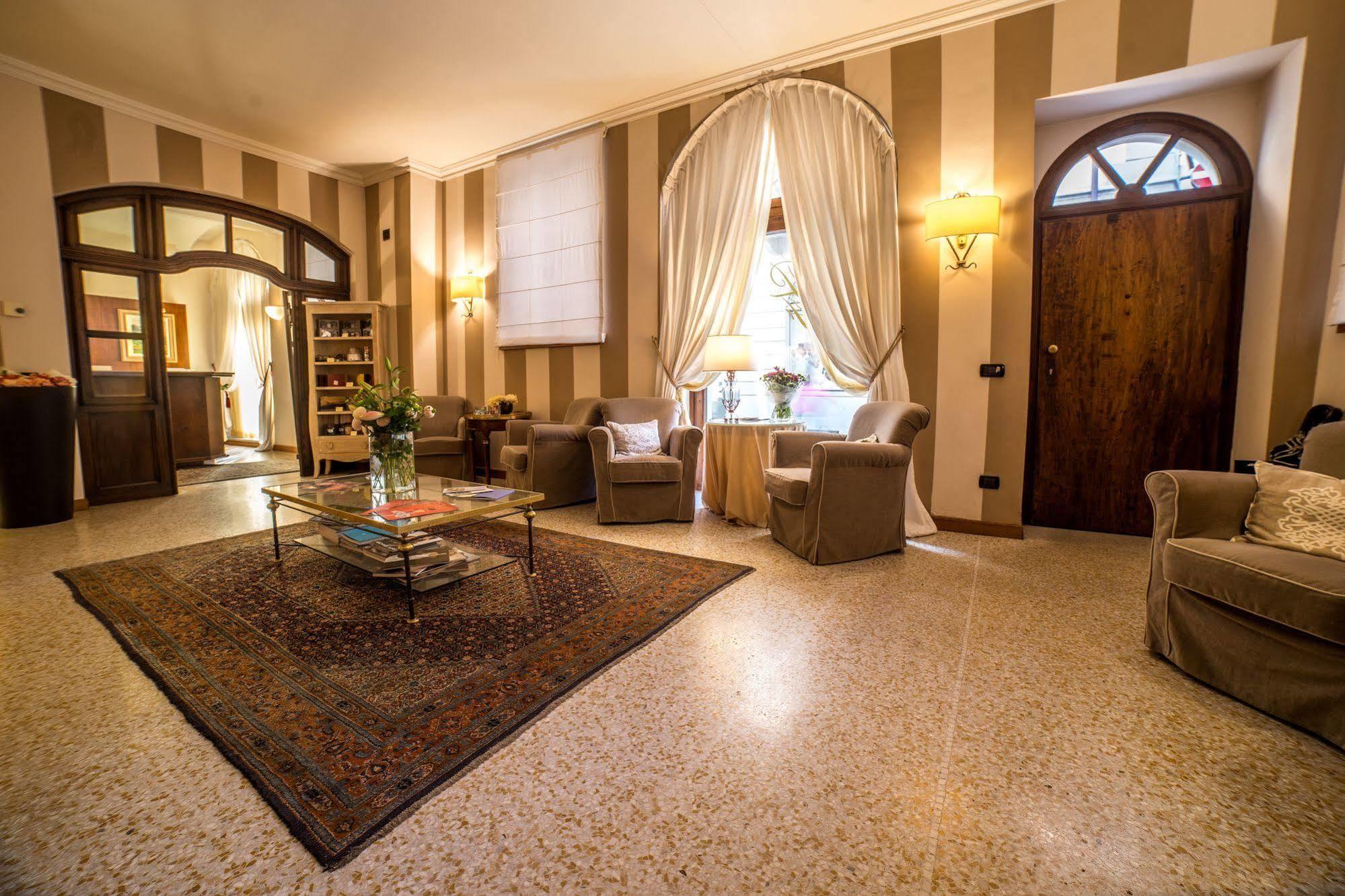 Palazzo Finati Bed & Breakfast Alba  Exterior foto